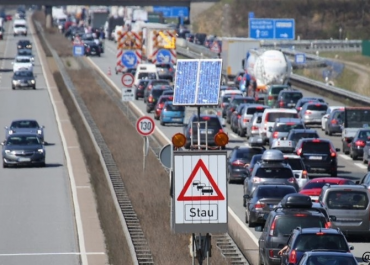 AVRUPA YOLLARINDA "TATİL" ALARMI: YOLLAR İKİYE BÖLÜNDÜ, GÜNEYDE TRAFİK KİLİT!